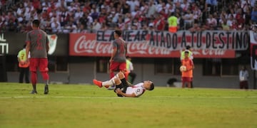 Tristeza en River: Juanfer Quintero se rompió los ligamentos de la rodilla (Foto: Olé)