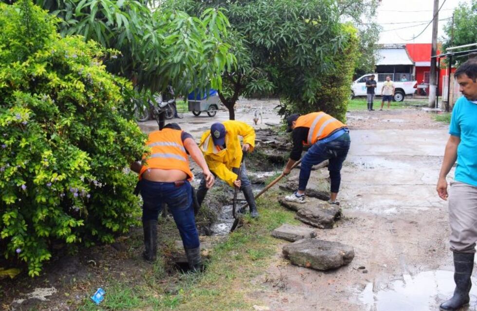 Brigadas de la municipalidad salieron a trabajar en los desagües