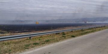 Alta Gracia: Bomberos lograron combatir un incendio sobre Camino a los Lecheros