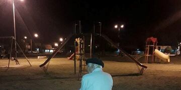 Don Roque esperando en la plaza a su hijo Abel\u002E