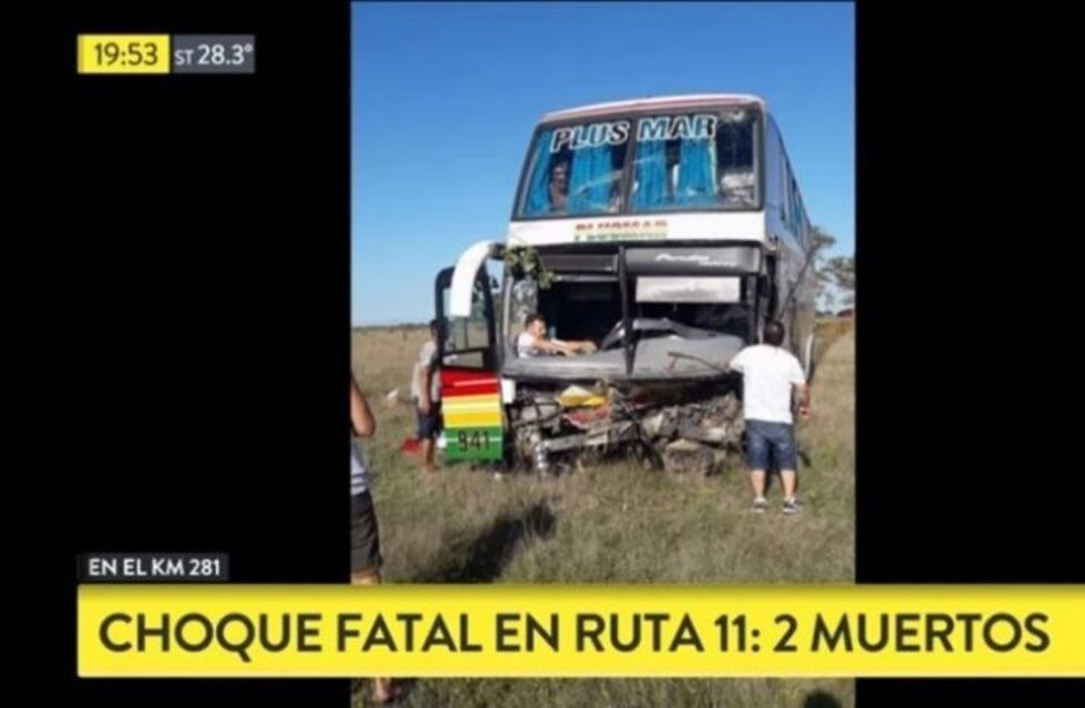 Choque frontal entre un micro y un auto en la ruta 11: al menos dos muertos