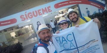 \u002E Las sanjuaninas María Eugenia Britos y la hermana Betina Agüero posaron junto a\nuno de los carteles de bienvenida\u002E