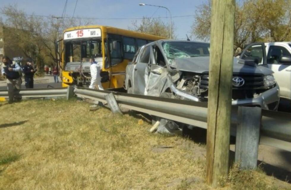 Chocó contra un colectivo y quedó a metros de caer al vacío