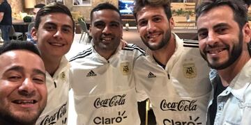 El dúo humorístico hizo de las suyas, para las sonrisas de Dybala, Mercado, el Mudo Vázquez y compañía\u002E