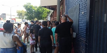 Desborde de gente y corridas por regalo de mercaderías en un súper (Radio 2)