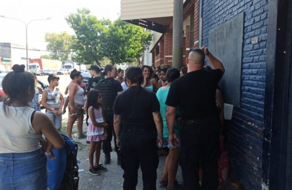 Desborde de gente y corridas por regalo de mercadería en un súper