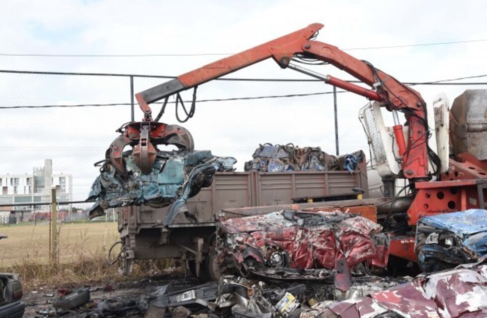 Deberán pagarle una indemnización a una mujer por compactar su auto sin aviso