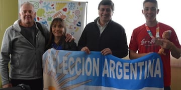 Nicolás Diéguez, medalla de bronce en beach handball en los Juegos Olímpicos de la Juventud-Buenos Aires 2018, junto a su familia y el intendente de Las Heras, Daniel Orozco\u002E