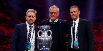 Soccer Football - Euro 2020 Finals Draw - Romexpo, Bucharest, Romania - November 30, 2019 (L - R) Poland coach Jerzy Brzeczek, Sweden coach Janne Andersson and Spain coach Luis Enrique pose after being drawn in Group E REUTERS/Kai Pfaffenbach