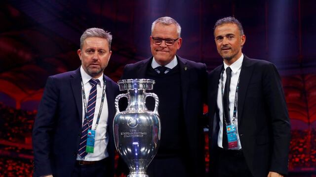 Soccer Football - Euro 2020 Finals Draw - Romexpo, Bucharest, Romania - November 30, 2019  (L - R) Poland coach Jerzy Brzeczek, Sweden coach Janne Andersson and Spain coach Luis Enrique pose after being drawn in Group E  REUTERS/Kai Pfaffenbach