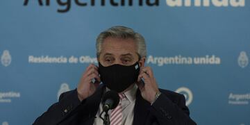 AME7833\u002E BUENOS AIRES (ARGENTINA), 12/08/2020\u002E- El presidente de Argentina, Alberto Fernández, llega a una conferencia de prensa este miércoles en la Casa Presidencial Los Olivos, en Buenos Aires (Argentina)\u002E Fernández anunció este miércoles que su país, junto con México, producirá para Latinoamérica la vacuna contra el nuevo coronavirus desarrollada por el laboratorio AstraZeneca en colaboración con la universidad británica de Oxford\u002E \
