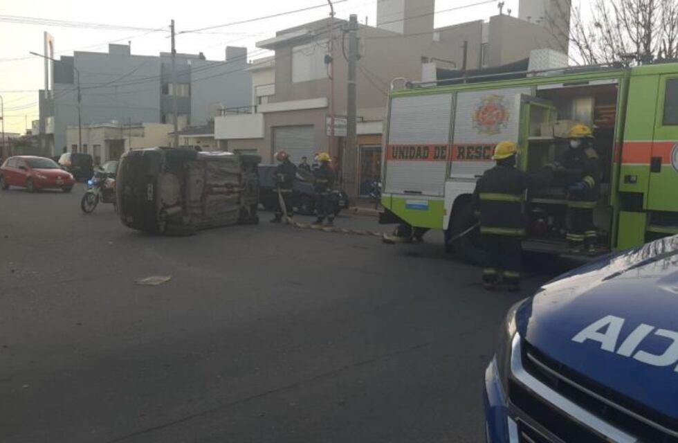 Choque y vuelco en una esquina de Arroyito