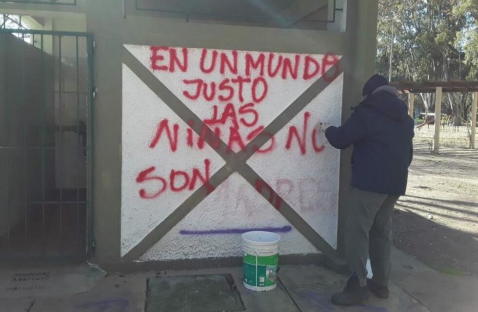 Denuncian pintadas y vandalismo en el Parque Municipal