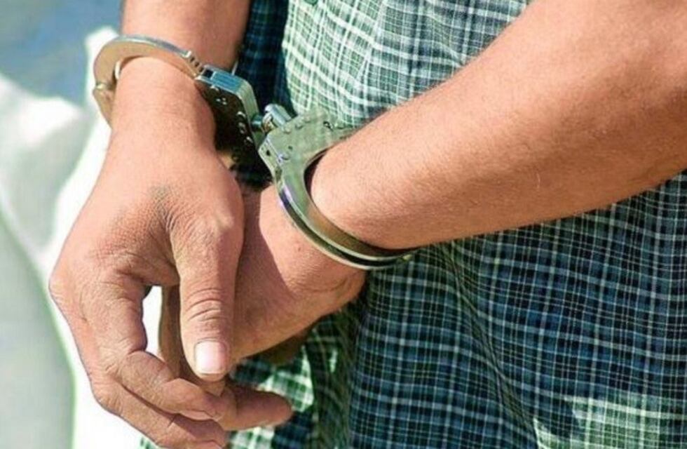 Entró armado a un súper para robar shampoo, talco y medias