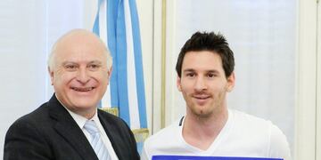 El actual mandatario distinguió al futbolista hace seis años, cuando era senador provincial\u002E
