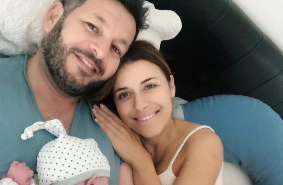 Mariana Brey presentó a su hija Juana en la televisión y le dio la teta en vivo