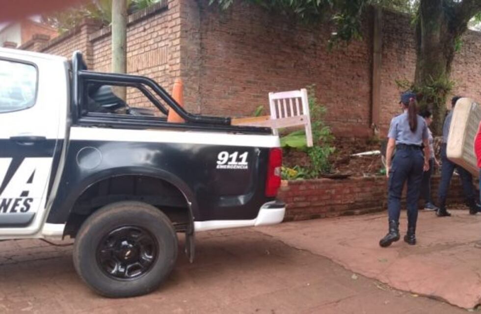 Policías recaudaron ropas y elementos esenciales para una familia que sufrió un incendio