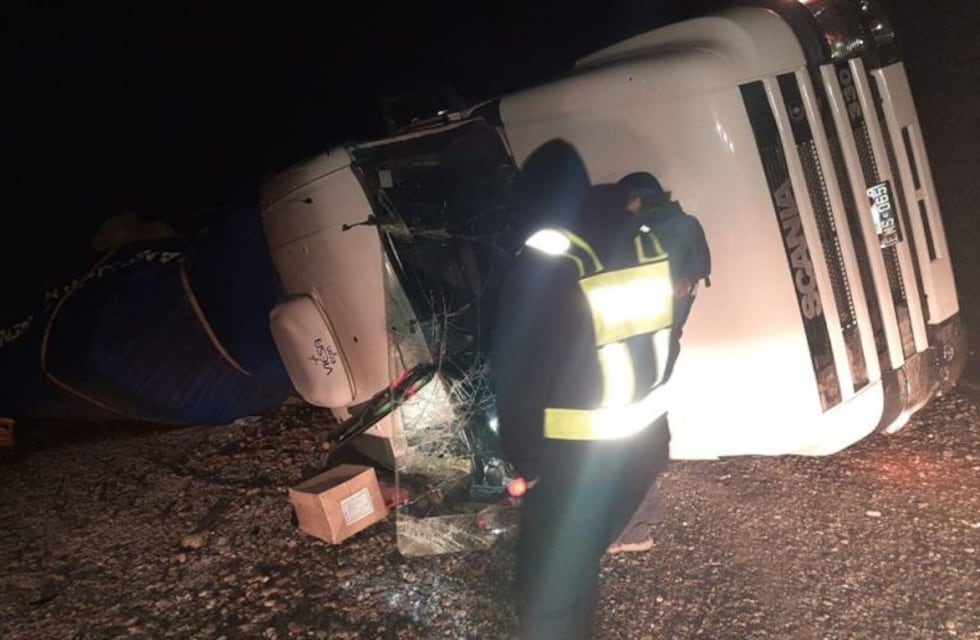 Un camión con mercadería que se dirigía a El Calafate volcó cerca de La Esperanza