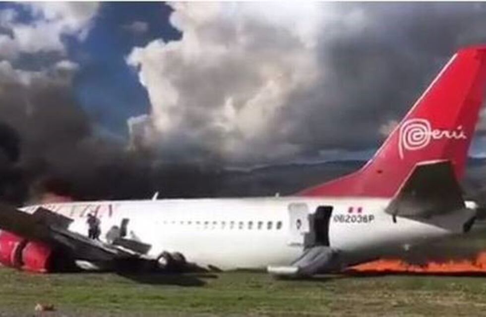Perú: un avión se incendió tras realizar un aterrizaje forzoso