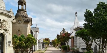 El cementerio de San Francisco, víctima del robo de floreros y copas de bronce.