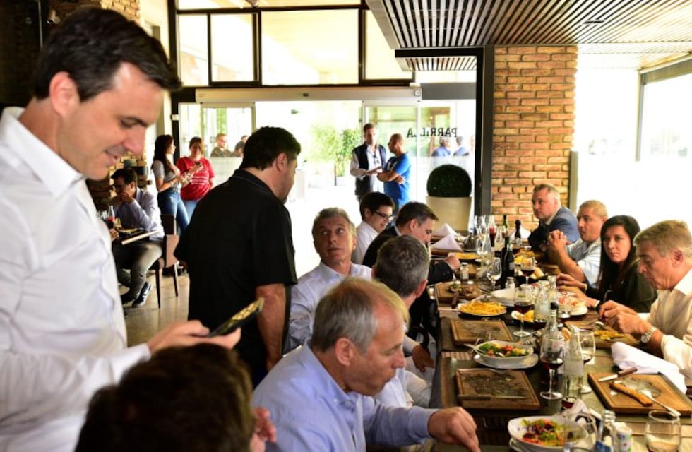 Macri en Córdoba: almorzó en la parrilla del Dino y Caruso Lombardi lo saludó