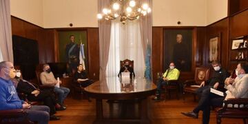 El intendente Julio Garro junto a un equipo de infectólogos, con quienes analizó la evolución del COVID-19 en el Partido (Municipalidad de La Plata)