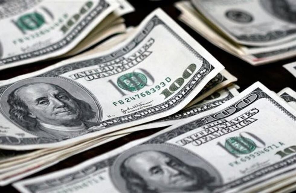 El dólar minorista subió 2 centavos y cerró a 17,66 pesos