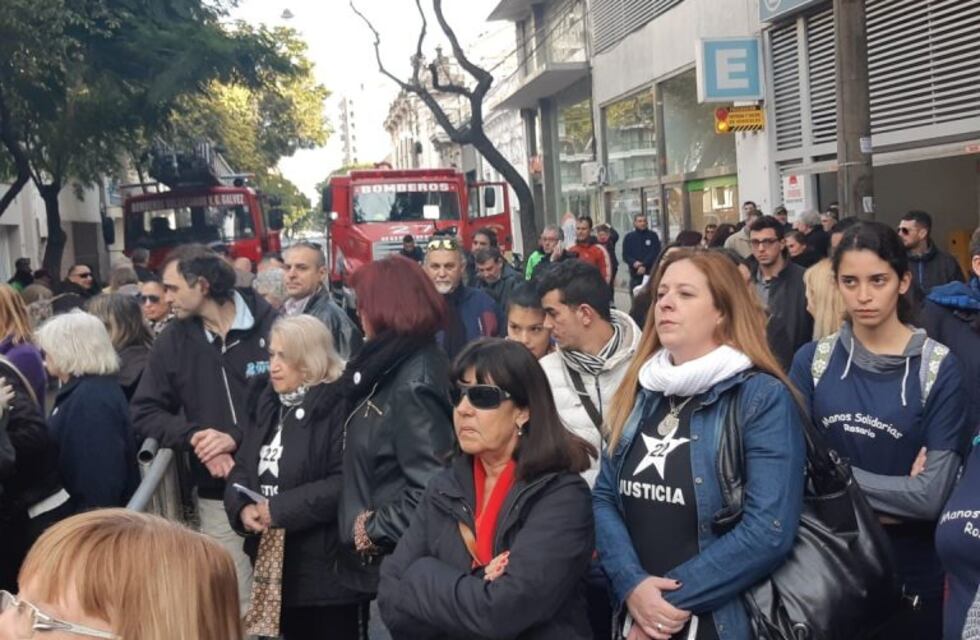 En medio del homenaje voló un botella desde una ventana en Salta 2141