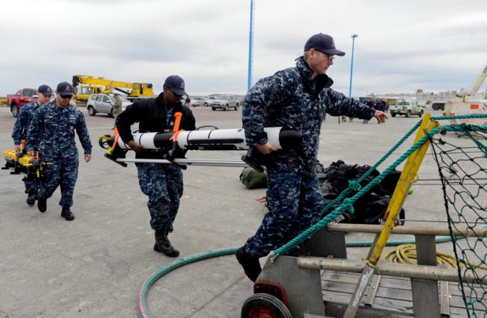 Embarcaron 38 tubos de oxígeno hacia la zona de búsqueda del submarino