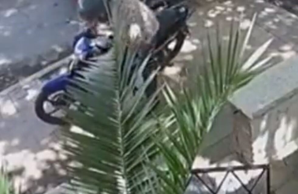 Mirá el video cuando un motochorro ataca a una mujer enferma en San Juan