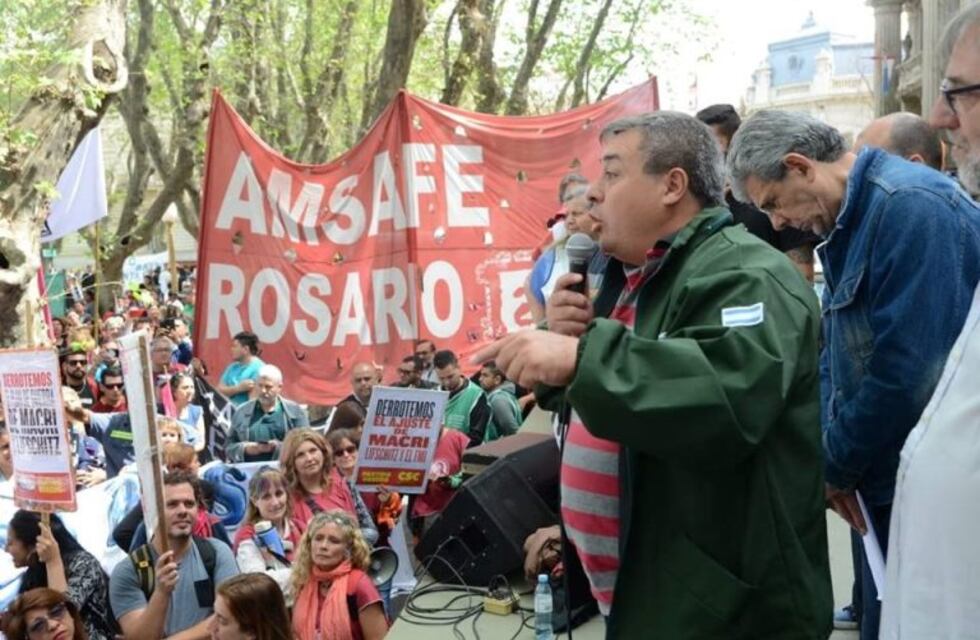 Gremios rosarinos marchan contra el ajuste en un día sin clases ni recolección