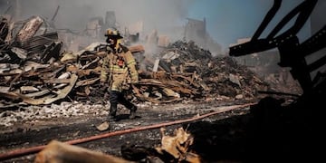 Investigan si fue intencional el megaincendio en la distribuidora Torres y Liva (Foto: Twitter Guillermo Montenegro - @gmontenegro_ok)