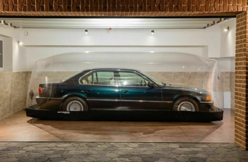 Conservó el auto durante 23 años en una cápsula y ahora lo vende por Internet