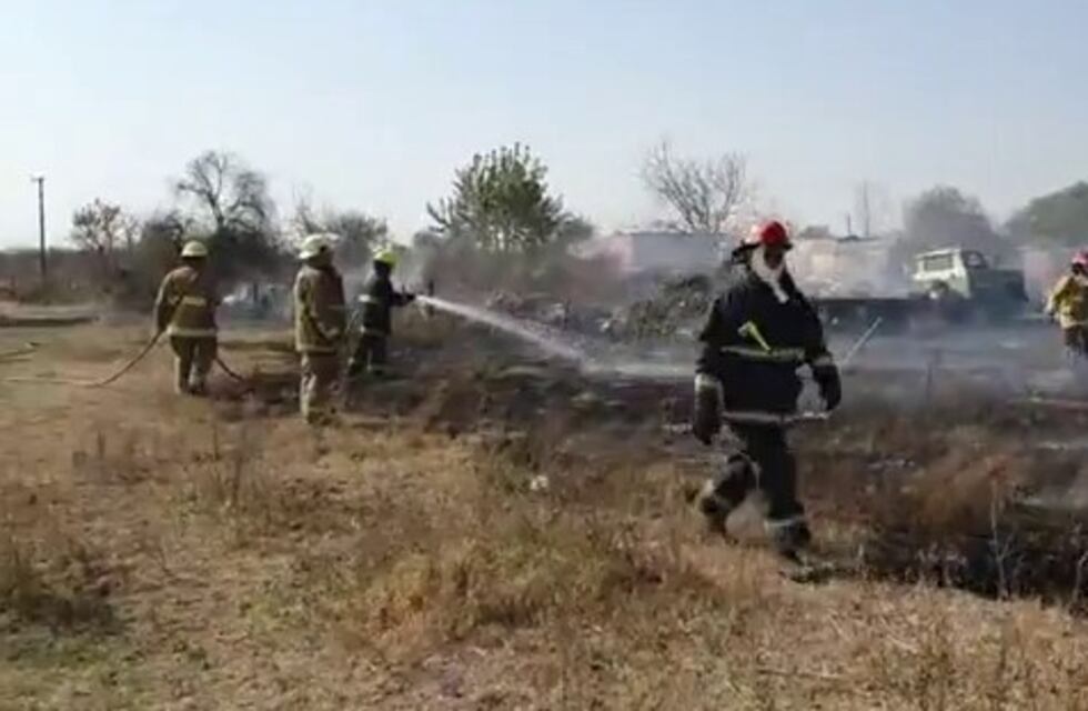 Otro incendio de magnitud en la zona oeste dejó a dos bomberas afectadas