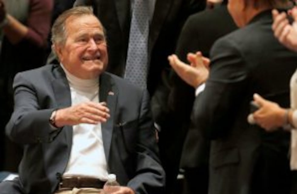 Internaron al ex presidente de EE.UU, George H. W. Bush y a su esposa Bárbara