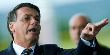 20 April 2020, Brazil, Rio de Janeiro: Brazilian President Jair Bolsonaro gestures as he speaks to media while leaving the Alvorada Palace\u002E Photo: -/GDA via ZUMA Wire GDA via ZUMA Wire/dpa