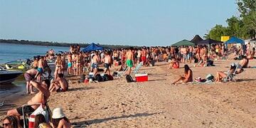 Concentración de personas sin barbijo ni distanciamiento social en playa entrerriana