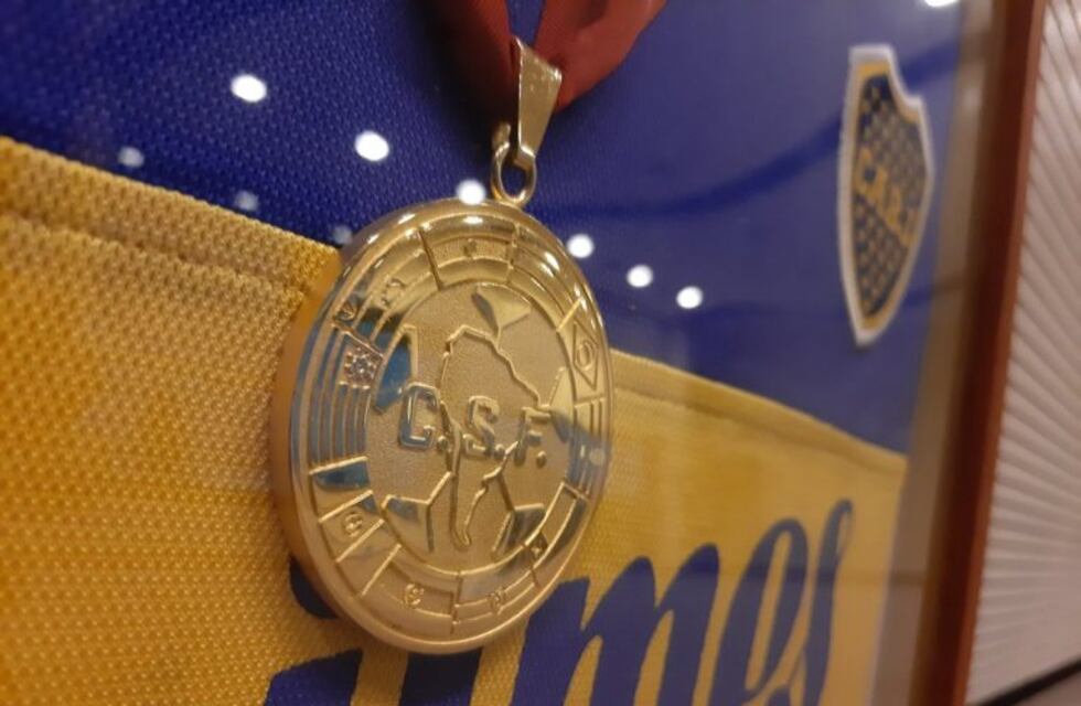 En azul y oro, dos piezas de colección para el Museo del Kempes