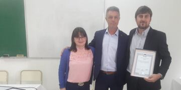 Diputado Martínez entrega declaratoria de interés de la Cámara de Diputados a los organizadores de la Jornada Natalia Rojas -jefa sección de Historia- y Sergio Baronetti -jefe sección Geografía- del ISP 2 de Rafaela (Prensa Omar Martinez)
