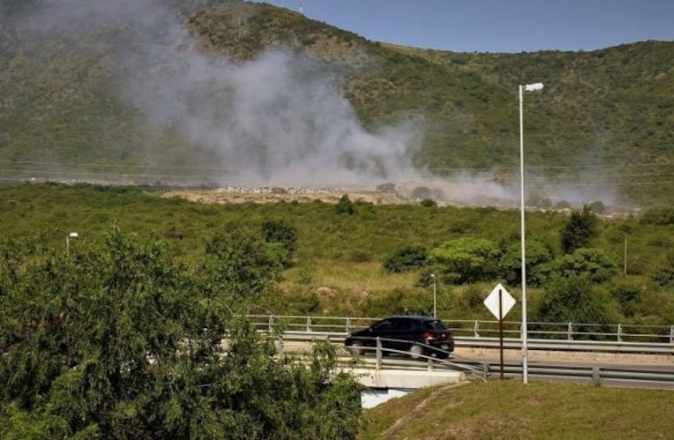 Vecinos de Malagueño y San Nicolás protestarán por basural que arde en Villa Carlos Paz
