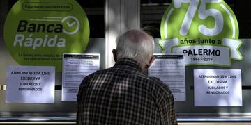 Ampliaron hasta fin de año el reintegro del 15% por compras con débito para jubilados\u002E (AFP)