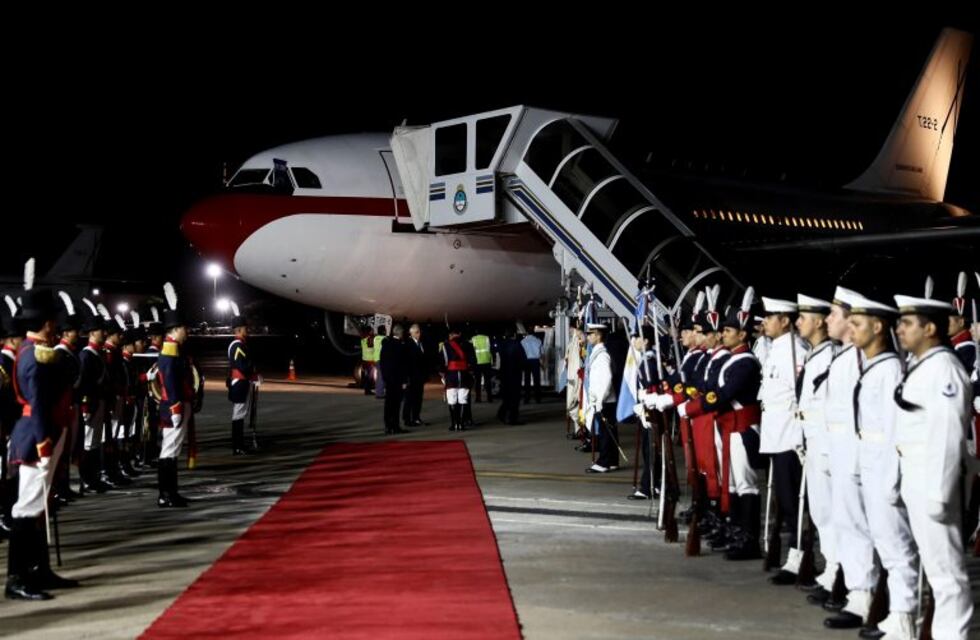 Una insólita falla de cálculo sorprendió a los Reyes de España en su llegada a Aeroparque