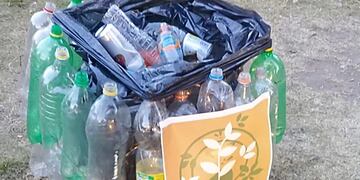 Alumnos hicieron tachos de basura con botellas plásticas