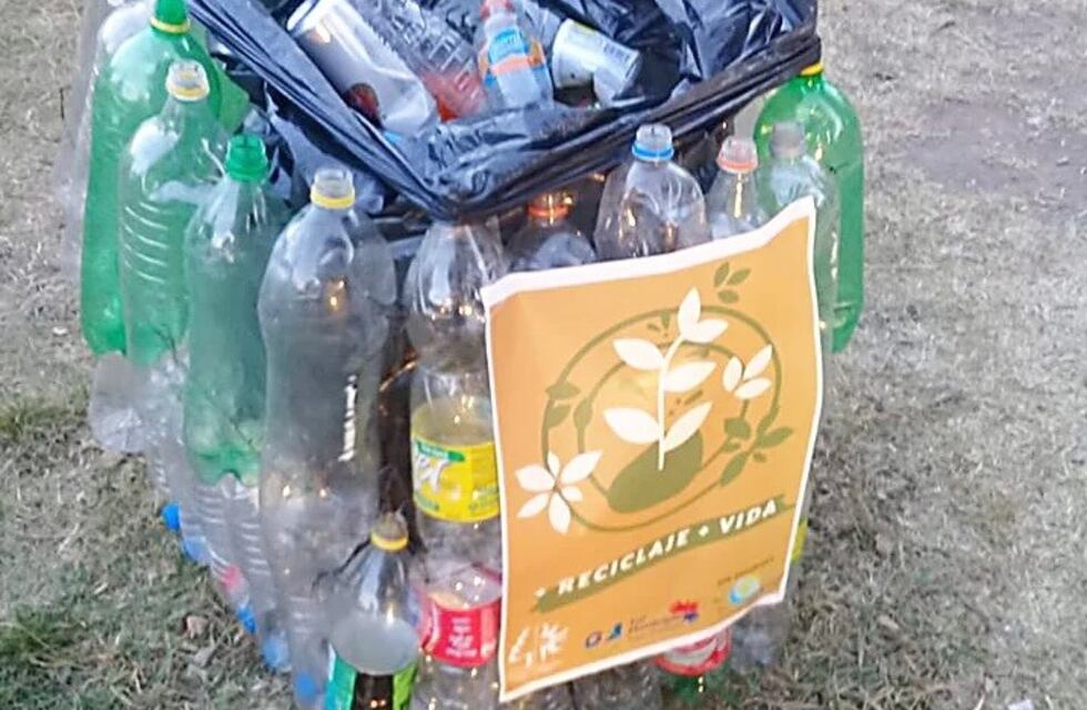Alumnos hicieron tachos de basura con botellas plásticas