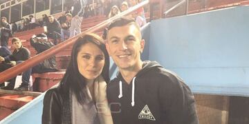 El Luifa y su novia, Ivana Icardi, alentando a Arsenal por la Sudamericana\u002E