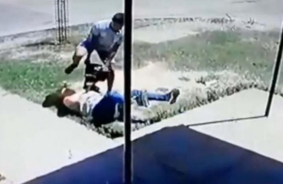 Indignante: le patea la cabeza, para robarle la cartera