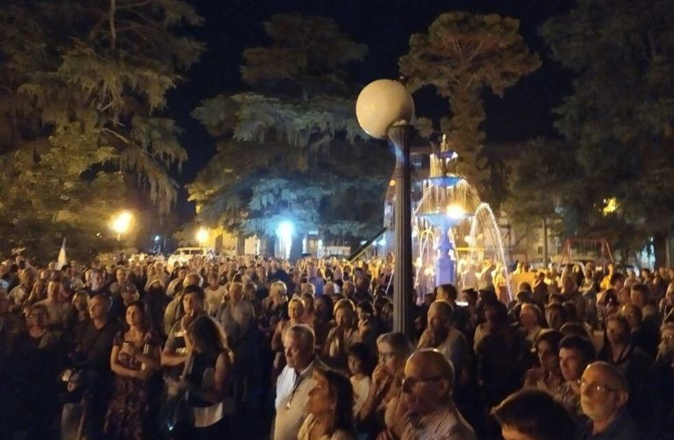 Reclamo y movilización de vecinos frente a la municipalidad de Gualeguaychú