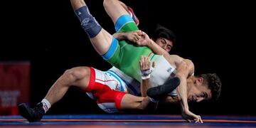 In this photo provided by the OIS/IOC, Argentina's Hernan David Almendra, behind, and Algeria's Oussama Laribi compete in a Men's Freestyle 55kg Group A Wrestling match in the Asia Pavilion at the Youth Olympic Games in Buenos Aires, Argentina, Sunday Oct\u002E 14, 2018\u002E (Ian Walton/OIS/IOC via AP) buenos aires Hernan David Almendra juegos olimpicos de la juventud 2018 lucha libre luchadores