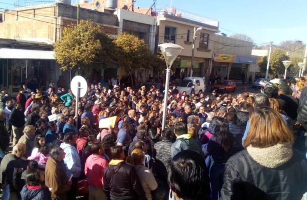 Chilecito: vecinos volvieron a manifestarse en las puertas de EDELaR
