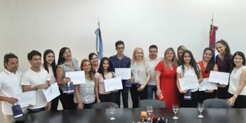 Misiones\u002E Nuevos profesionales que residieron en albergues estudiantiles fueron homenajeados en el área social del gobierno\u002E (Misiones Online)